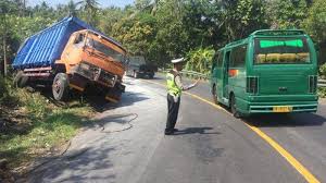 Peng topeng ‎info muatan truk. Muatan Tepung Mabrarakan Ke Jalan Truk Terguling Karena Gardan Truk Patah Tribun Bali