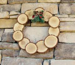 Weihnachtlich Dekorieren Baumscheiben Kranz Idee Gesteck Gestalten Schleife Tannengrun Bastelideen I Weihnachtlich Dekorieren Baumscheiben Weihnachtsschilder