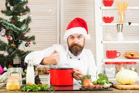 Conoce algunos consejos para comer más saludable en estas fiestas de navidad y fin de año. Cocina De Ano Nuevo Menu Y Comida Dia De Accion De Gracias Y Navidad Hombre Del Cocinero En Cocinar Del Sombrero De Papa Noel Las Galletas De Navidad En El Hombre Cocinan