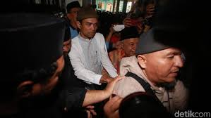 Banyak yang ingin tahu latar belakang beliau mulai dari tempat lahir, pendidikan, karya, dan kumpulan ceramahnya. Uas Soal Ceramah Salib Saya Tidak Sedang Dalam Perbandingan Agama
