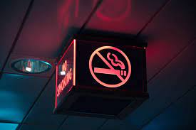 Enfin des sanctions contre le fumeur peuvent être applicables, le punissant d'une amende pouvant aller jusqu'à 450 euros. Droit Des Fumeurs En Entreprise Ou Au Travail Cy Clope