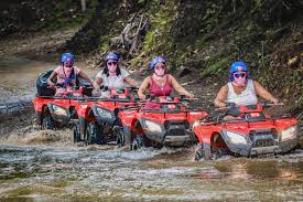 Traversée de rivière par un groupe en quad