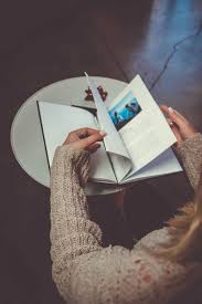 La imagen es disponible para descarga en calidad de alta resolución hasta 5062x4048, y en formato eps. Mujer Leyendo Libro Persona Abriendo La Pagina Del Libro Blanco Escritorio Leyendo Mesa Arco Piqsels