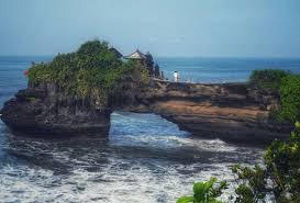 Jam operasional pantai karang bolong. Viral Batu Bolong Pantai Mbawana Ambruk Intip Keindahan 3 Pantai Batu Bolong Lainnya Yuk Okezone Travel