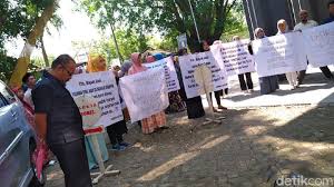 Gaji pt indo world ngoro / gaji pt indo world ngor. Dosen Dan Karyawan Undar Jombang Tuntut Gaji 7 Bulan Belum Dibayar