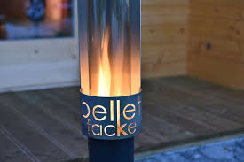 Pelletfackel Eine Gartenfackel Die Eine Angenehme Warme Und Gemutliche Atmosphare Schafft Ganz Ohne Gas Und Elektronisch Gartenfackel Strom Und Gas Fackel