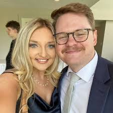 Beth Brisbin's Instagram, Twitter & Facebook