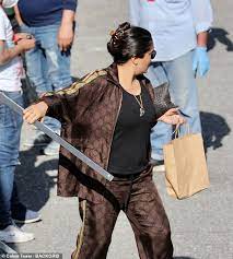 Jun 17, 2021 · salma hayek joins lady gaga, jared leto, al pacino & more for the upcoming film house of gucci salma hayek reacts to claims of marrying françois pinault for money; Salma Hayek Ist Zum Ersten Mal Als Pina Auriemma Am House Of Gucci Set Zu Sehen Aktuelle Boulevard Nachrichten Und Fotogalerien Zu Stars Sternchen