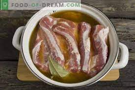Mettez des légumes et des herbes aromatiques dans une mijoteuse et posez la dinde dessus. Poitrine De Porc Au Four