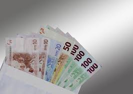 Dacă până în 2017 exista posibilitatea compensării directe a contribuției la sănătate cu sumele suportate din bugetul de stat ca indemnizații pentru concedii medicale, începând punctul de amendă este 10% din salariul minim pe economie și va face din ianuarie 2018 un salt de la 145 lei la 190 lei. Efectul Trecerii ContribuÈiilor De La Angajator La Angajat Salariile In Privat Au ScÄzut Cu 13 Firmele Au Preferat SÄ Dea Bonusuri Incont Stirileprotv Ro