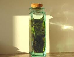 Faire Son Huile D Olive Au Basilic Make Your Own Basil Flavoured Olive Oil Flavored Olive Oil Olive Oil Oils