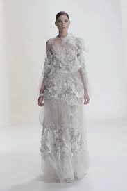 Unsere dienstleistungen im bereich zahnimplantate. 34 Sensationelle Brautkleid Ideen Von Den Haute Couture Schauen Fur Herbst Winter 2021 22 Vogue Germany