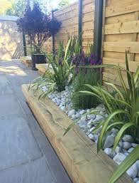 If you want a lawn edging solution that's super simple and easy to put in place, check out this great idea. 43 Best Lawn Edging Ideas 2021 Guide