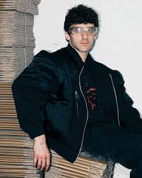 Performans sanatçısı ve çağdaş dansçı Oğuzhan Karademir ve Ayyüce  Uzunlular, Guaj London 2022 Sonbahar Kış koleksiyonundan görünümler ile.  Harekete alan açan Guaj London tasarımlarını seçili satış noktalarında ve  guajlondon.com'da keşfet #GuajArtSpace ...