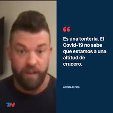 Un hombre se subió a un avión con una bombacha como barbijo y se peleó con  una azafata