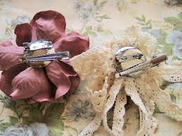 ブローチピン コサージュピンの使い方 このページではコサージュピンの使い方や種類 コサージュピンを使った作品などをご紹介しています ブローチピンの代用品や台座付ブローチピンの使い方 ブローチピンの種類からコサージュをブローチピンに取り付ける方法など説明