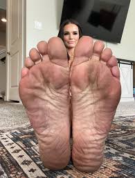 Emily Anderson 💛 on X: Come lick my feet clean foot boy. Skypes and same  day custom available today and probably tomorrow! 🎉  t.coeClHmlsbw7  X