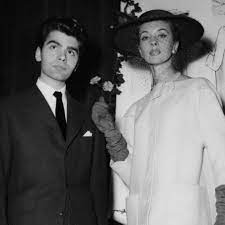 Check spelling or type a new query. Karl Lagerfeld Jetzt Lassen Sich Seine Designs Zuhause Nachstricken Vogue Germany