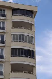 Siya cam balkon mu yoksa beyaz cam balkon mu sorusuna siyahtan yana tercih belirtenler oldukça fazladır. Siyahtan Korkmaniza Gerek Yok Siyah Cam Balkon Dunyasi ÙÙØ³Ø¨ÙÙ