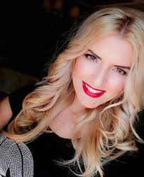 Ποζάρει στο στολισμένο σπίτι όπου ζουν με τον μιχάλη χατζηγιάννη. Giannhs Parios To Paraskhnio Toy Flogeroy Erwta Me Thn Stella Dontsh Eikones Makeleio Gr