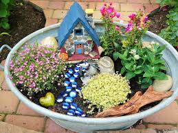 Mini Garten In Alter Zinkwanne Especially In The City There Are More And More Plots With Tiny Gardens W In 2020 Zinkwanne Bepflanzen Mini Garten Kleine Blumentopfe