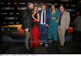 Ένας βιομήχανος χαλβά βρίσκεται δολοφονημένος στην έπαυλή του. Xalbah 5 0 Lamperh Premiera Gia Thn Tainia Toy Markoy Seferlh Cosmopoliti Com Xristina Polith