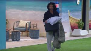 Breno cumpre dinâmica do Exilado na área externa do BBB 26