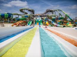 Papéa parc propose un petit parc aquatique depuis le début des années 1990. Parcs Aquatiques Pays De La Loire Attractions Et Loisirs France France Pays De La Loire