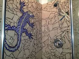 Azulejos Del Bano Con Elementos De Mosaico Adhesivo De Mortero Aplicandolo A La Pared Creacion Paso A Paso De Mosaico De Azulejos Mosaicos Ideas De Mosaico