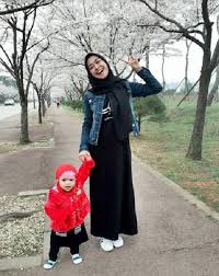 Semua jenis barang ada di lazada. Padu Padan Jeans Ala 4 Hijabers Ternama Ini Bikin Kamu Tampil Stylish Okezone Muslim