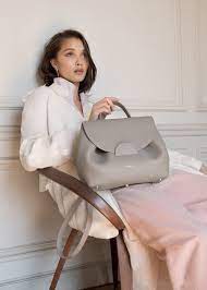The sculptural lines and sophisticated curved forms reinforce the singularity of the design. Polene Bag N 1 Monochrome Grey