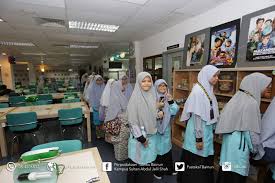 Sebab itu, ketika remaja dirinya melihat dan mendengar. Lawatan Sekolah Agama Menengah Tinggi Sultan Hisamuddin Klang Selangor Upsi Perpustakaan Tuanku Bainun