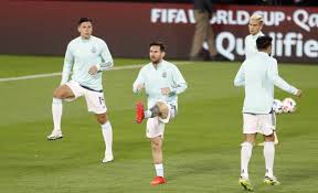 La camiseta fue producida en la argentina en conjunto con adidas. El Cerco De La Seleccion Argentina Para Proteger A Messi