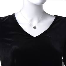 Pionnière du design joaillier, elsa peretti traduit ce que la nature lui offre en bijoux aux formes sculpturales et organiques, d'une irrésistible sensualité. Tiffany Sterling Silver Black Jade Elsa Peretti Open Heart Pendant Necklace 428059 Fashionphile