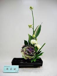 20110210 剛過完農曆新年 花店裡的花少得可憐 那就來點不一樣的吧 顏色雖然少了點大紅大綠的 但看來也是頗有 flickr flower arrangements white flower arrangements modern flower arrangements