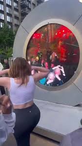 News Alphas 🚨 on X: OnlyFans Model Ava Louise Shocks Dublin with NYC  Portal Flash! 🌆😲 Ava Louise left NYCs Flatiron District buzzing and  Dublin viewers stunned when she flashed the New