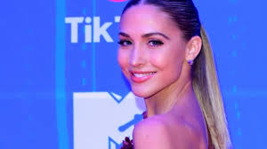 Imago/future image) das paar ist darin zu sehen, wie es sich liebevoll um den kleinen kümmert, der interessiert in die kamera. Ann Kathrin Gotze Unten Ohne In Dubai Gewahrt Sie Tiefe Einblicke News De