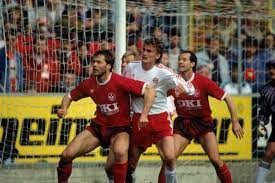 See which team holds the psychological edge by analysing previous head to head meetings. Bundesliga Geschichte Als Die Liga Rot Sah Und Der Skandal Coach Zuruckkehrte Ligalive