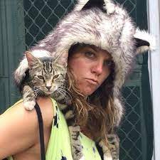 Why Do Some Cats Like To Sit On Shoulders Cats Cat Feline Shoulder