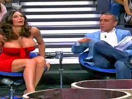 Moderator zieht am Kleid und legt die größten Brüste Spaniens frei |  STERN.de