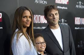 Halle maria berry was born maria halle berry on august 14, 1966 in cleveland, ohio and raised in bedford, ohio to judith ann hawkins, a psychiatric nurse & jerome jesse berry, a hospital attendant. Halle Berry Prasentierte Ihren Neuen Thriller Kidnap An Ihrer Seite Film Sohn Sage Correa Und Regisseur Luis Prieto Von Links Stuttgarter Zeitung