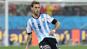 Independiente tomó conocimiento hoy de que lucas biglia no volverá al país y quedó descartado como refuerzo, mientras el nombre de esteban rolón asoma como posible incorporación para la. Finalmente Biglia No Llegara A Independiente