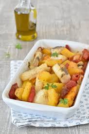 Affettare le patate a rondelle di mezzo centimetro, le cipolle finemente, privare della pelle il baccalà. Ricetta Estiva Baccala In Umido Condito Con Peperoni Patate E Olive La Notte Online
