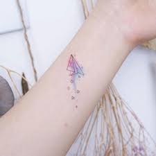 Những người sở hữu hình xăm máy bay lớn thường có một khát khao và quyết tâm mãnh liệt, họ có một cái tôi nổi trội và luôn để lại ấn tượng mạnh cho người khác. 20 Hinh XÄƒm May Bay Giáº¥y Ä'áº¹p Va Y NghÄ©a Owl Ink Studio XÄƒm Hinh Nghá»‡ Thuáº­t