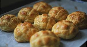 Traditionally, the pineapple buns are served warm with a piece of butter in between. How To Make Hong Kong Style Pineapple Buns Creme