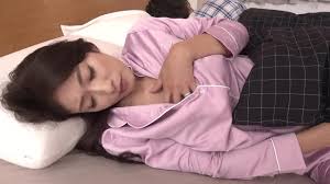 もう限界。ブッ太いので突かれたい。停滞する夫婦生活の中、怜子の欲求不満は臨界点に達していた。もう誰でもいいからチンポが欲しい。そんな気分だったちょうどその時、怜子は浪人生の息子が勉強そっちのけでオナニーしている場面に遭遇する。  - XNXX.COM