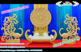 Peacock wedding theme decor ideas & inspiration. Peacock Theme Wedding Stage With Round Panels