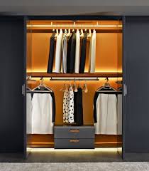 Begehbarer Kleiderschrank System Mit Modernem Design Begehbarer Kleiderschrank Design Begehbarer Kleiderschrank System Begehbarer Kleiderschrank