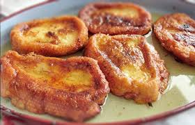 Pero, si bien podemos comprar las torrijas en cafeterías y pastelerías, no hay nada como hacerlas en casa, el lugar al que pertenece una versión ligera y refrescante de la torrija tradicional, es esta de torrija con zumo de naranja. Torrijas Con Miel