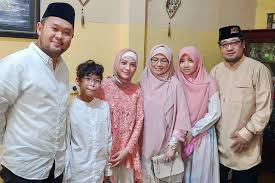 Tapi tak tampak dua istrinya. Masih Aktif Berdakwah 10 Potret Terbaru Teh Ninih Istri Kedua Aa Gym